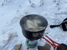 【贈答・プレゼントにも。こだわり高級無添加パスタソース専門店・おとりよせのナチュラルグレースメルカートのブログ】八ヶ岳の天狗岳に登ってきました。山頂パスタ ソースを湯せんにかける